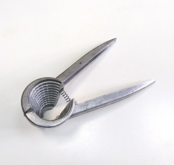 Орехокол конусный  металл  большой отк-0732