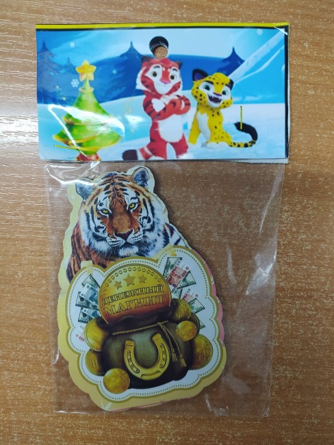 Магнит деревянный  "Тигр с пожеланиями"  в ассортементе