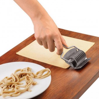 Нож-ролик для резки теста металлическая ручка