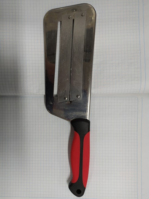 Шинковочный нож  красно-черная   ручка Р-6666